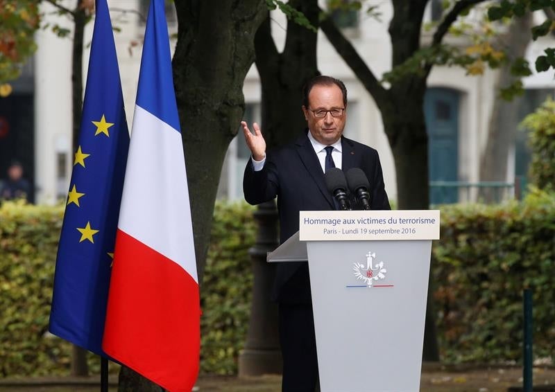 Hollande promete más "esfuerzos" frente a la "nueva dimensión" del terrorismo Hollande promete más "esfuerzos" frente a la "nueva dimensión" del terrorismo