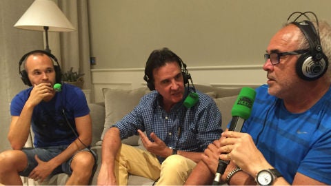 Andr&eacute;s Iniesta y su padre con Jos&eacute; Ram&oacute;n de la Morena