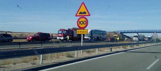Al menos un muerto y siete heridos graves tras colisionar un camión y un autobús en Soria Al menos un muerto y siete heridos graves tras colisionar un camión y un autobús en Soria
