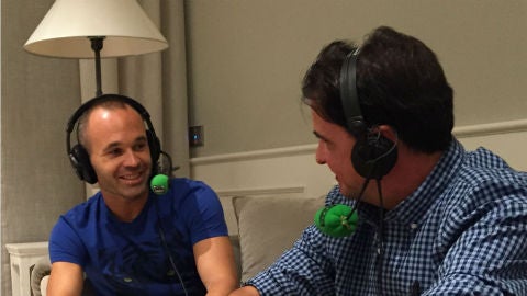 Andr&eacute;s Iniesta con Jos&eacute; Ram&oacute;n de la Morena