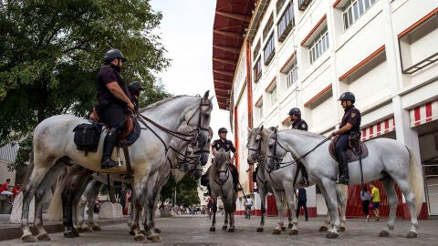 La polic&iacute;a montada en los aleda&ntilde;os del S&aacute;nchez Pizju&aacute;n