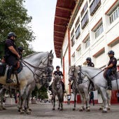 La policía montada en los aledaños del Sánchez Pizjuán