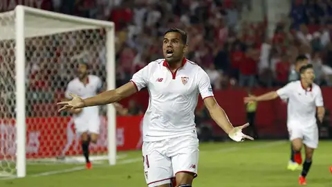 Gabriel Mercado celebra tras marcar ante el Real Betis Gabriel Mercado celebra tras marcar ante el Real Betis