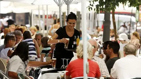 Una camarera trabajando en un bar Una camarera trabajando en un bar