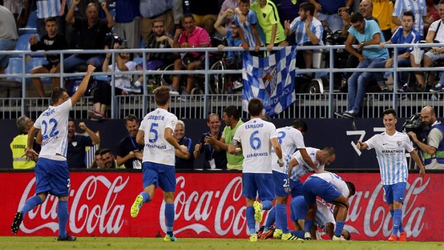 Los jugadores del M&aacute;laga celebran el segundo gol ante el Eibar