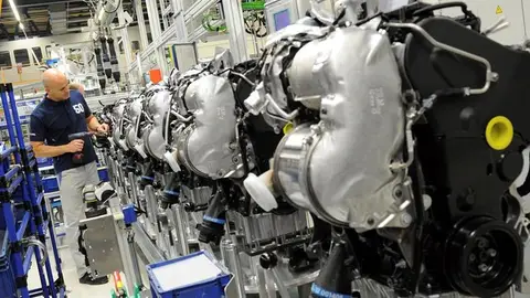 Un empleado de Volkswagen trabaja en una cadena de montaje de motores diésel Un empleado de Volkswagen trabaja en una cadena de montaje de motores diésel