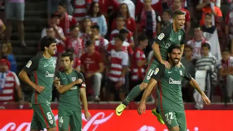 Raúl García celebra con Muniain su gol al Granada. Raúl García celebra con Muniain su gol al Granada.