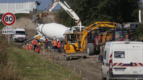 Un grupo de operarios trabajan en la construcci&oacute;n de un muro en la ciudad septentrional francesa de Calais, Francia