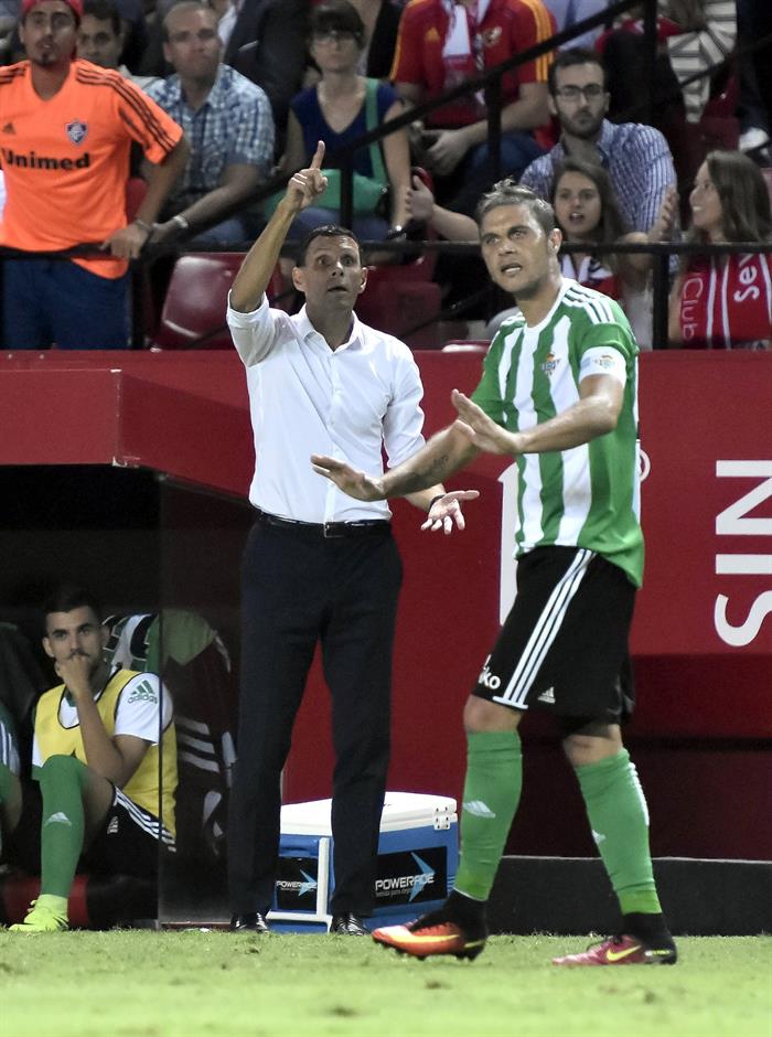 Joaquín Sánchez: "Nos vamos jodidos por la decisión del árbitro" Joaquín Sánchez: "Nos vamos jodidos por la decisión del árbitro"