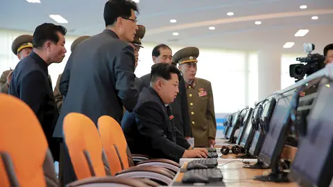 Kim Jong-Un con frente a un ordenador Kim Jong-Un con frente a un ordenador