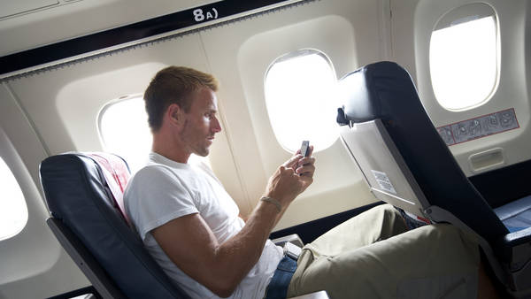 Mesa de redacción: Tres de cada cuatro españoles se conectan a Internet en pleno vuelo Mesa de redacción: Tres de cada cuatro españoles se conectan a Internet en pleno vuelo