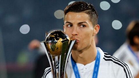 Cristiano Ronaldo con la copa del mundial de clubes