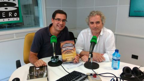 El escritor Ildefonso ha compartido unos minutos de radio con Javier Barbero
