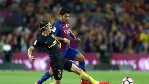 Luis Suárez y Filipe pelean por la pelota. La jugada acaba con los tacos del Uruguayo en el pie del Brasileño Luis Suárez y Filipe pelean por la pelota. La jugada acaba con los tacos del Uruguayo en el pie del Brasileño