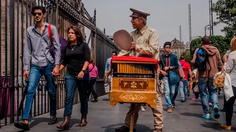 Organillero en las calles de México Organillero en las calles de México
