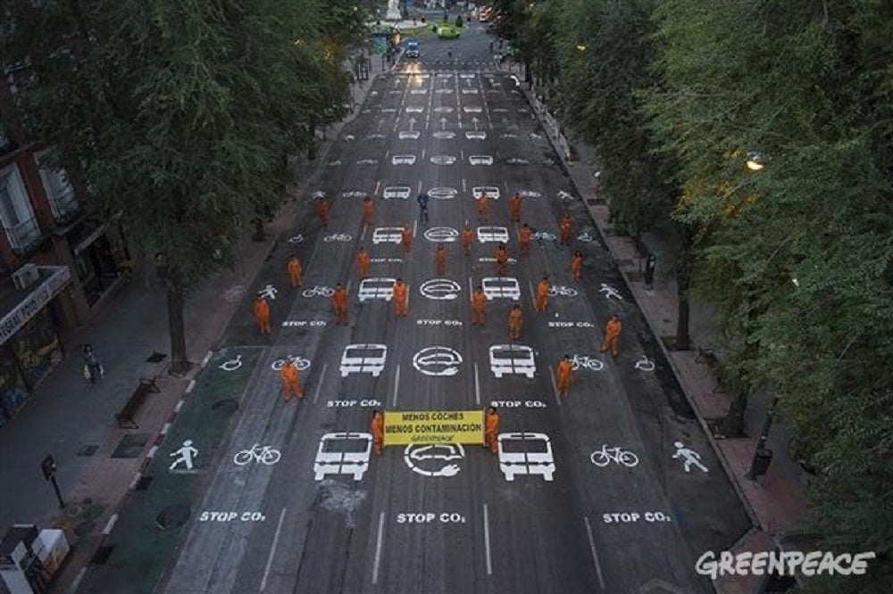 Greenpeace pinta 2.000 metros cuadrados de la calle Bravo Murillo en Madrid para pedir una ciudad más sostenible Greenpeace pinta 2.000 metros cuadrados de la calle Bravo Murillo en Madrid para pedir una ciudad más sostenible