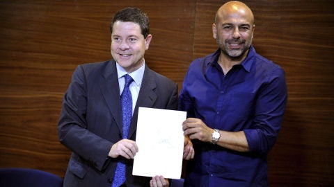 Los secretarios regionales del PSOE y Podemos, Emiliano Garc&iacute;a-Page (izda) y Jos&eacute; Garc&iacute;a Molina