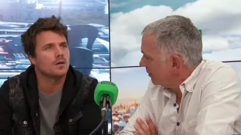 Dani Martín con Juan Ramón Lucas durante la última pregunta en Más de uno Dani Martín con Juan Ramón Lucas durante la última pregunta en Más de uno