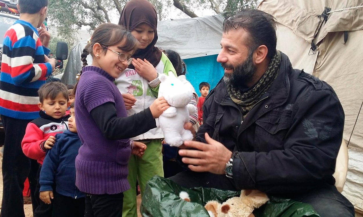 Rami Adham, el hombre que lleva 80kg de juguetes para los niños sirios Rami Adham, el hombre que lleva 80kg de juguetes para los niños sirios