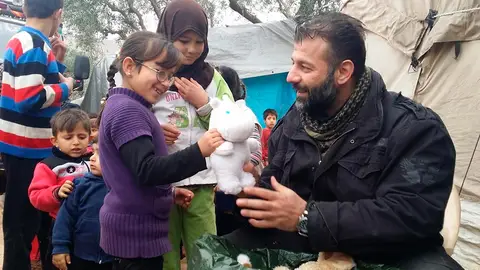 Rami Adham, el hombre que lleva 80kg de juguetes para los niños sirios Rami Adham, el hombre que lleva 80kg de juguetes para los niños sirios