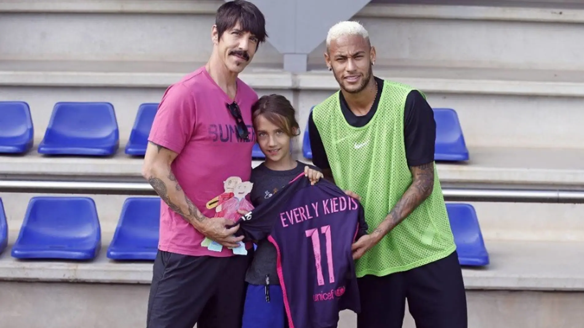 Anthony Kiedis y su hija posan con Neymar 
