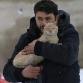 Mohammad Alaa Aljaleel junto a un gato