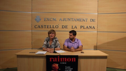 Los concejales de Cultura, Ver&ograve;nica Ruiz, y de Deportes y Ermitas, Enric Porcar, en la presentaci&oacute;n de los actos que ha organizado el Ayuntamiento de Castell&oacute;n para conmemorar el 9 de Octubre. 