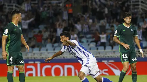 Carlos Vela celebra su gol ante el Betis Carlos Vela celebra su gol ante el Betis