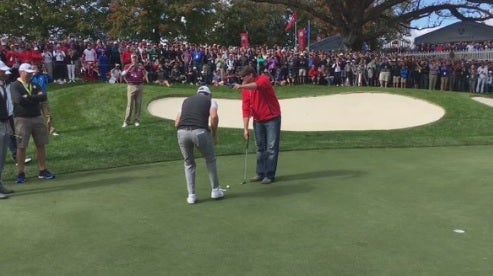 El golfista Justin Rose reta a un aficionado en la Ryder Cup... ¡y pierde 100 dólares! El golfista Justin Rose reta a un aficionado en la Ryder Cup... ¡y pierde 100 dólares!