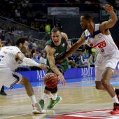 Nedovic trata de superar la defensa de Rudy Fernández y Randolph