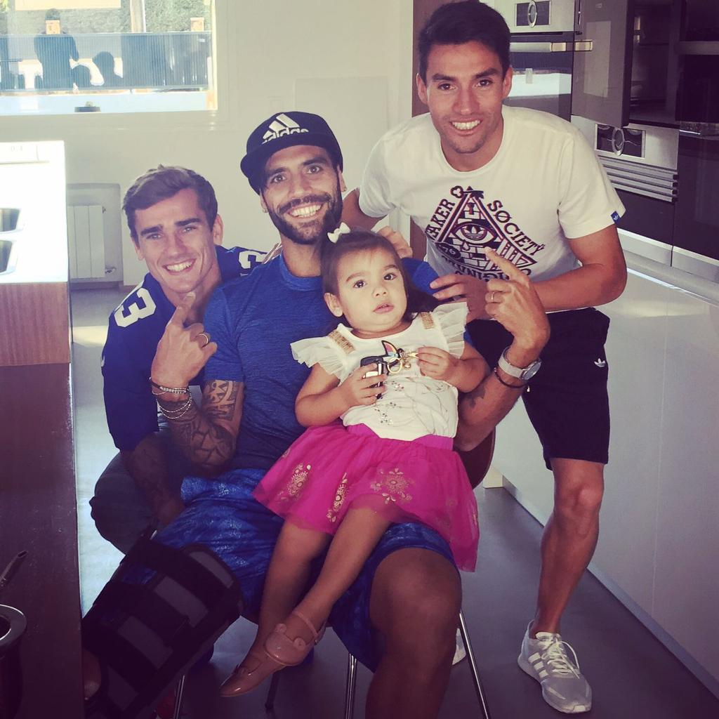 Griezmann y Gaitán visitan a Augusto tras su operación de rodilla Griezmann y Gaitán visitan a Augusto tras su operación de rodilla