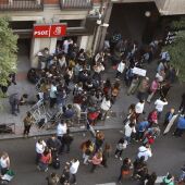 Decenas de periodistas a las puertas de la sede del PSOE