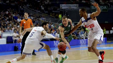 El jugador de Unicaja Nedovic trata de superar la defensa de Rudy Fern&aacute;ndez 