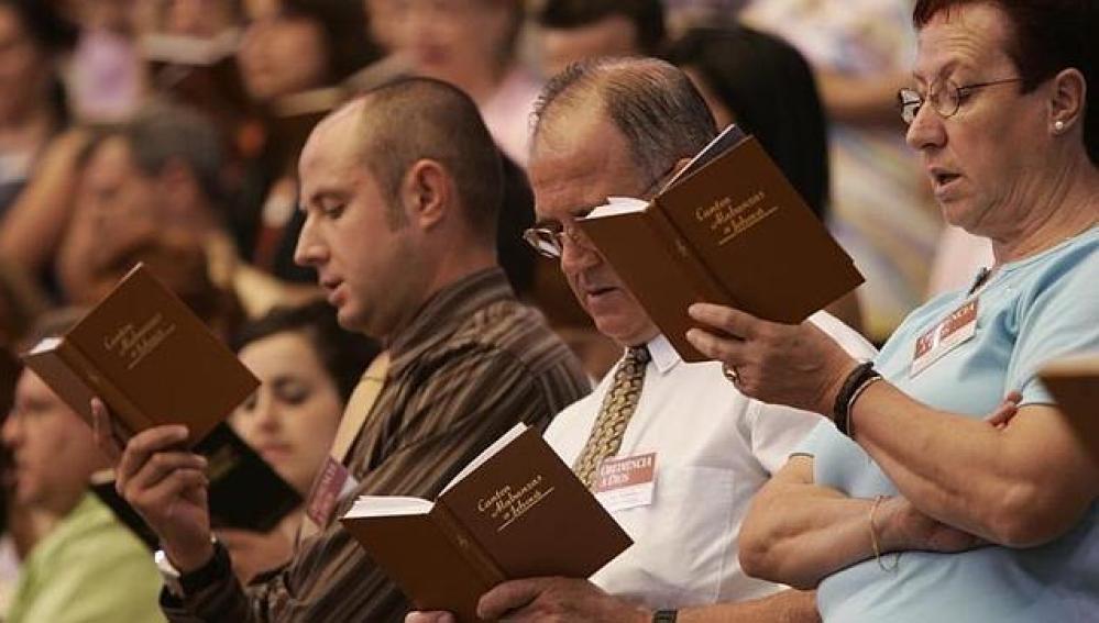Testigos de Jehová en una de sus asambleas