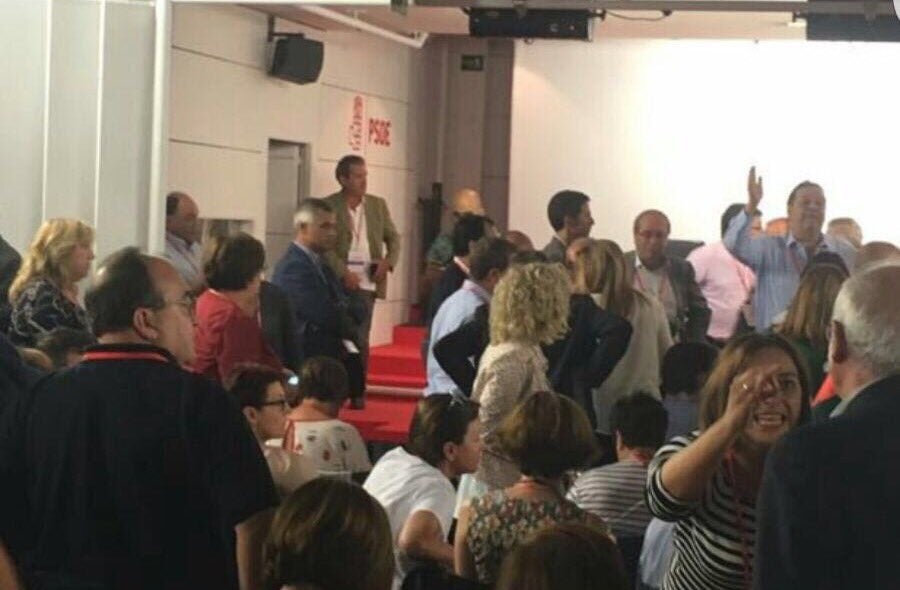 El Comité Federal nombrará ahora una gestora tras la dimisión de Sánchez El Comité Federal nombrará ahora una gestora tras la dimisión de Sánchez