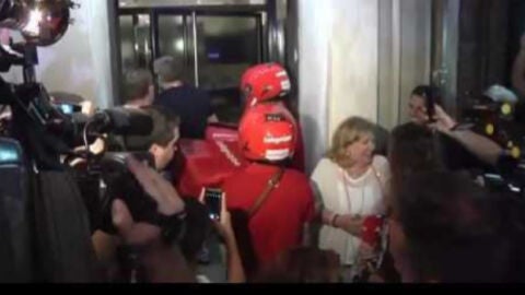 Momento en el que los pizzeros entran en Ferraz