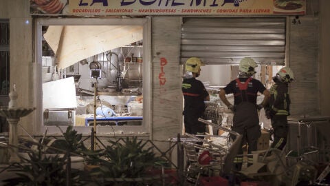 Bomberos inspeccionan el lugar de la deflagraci&oacute;n