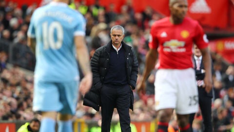 Mourinho observa el partido desde la banda de Old Trafford