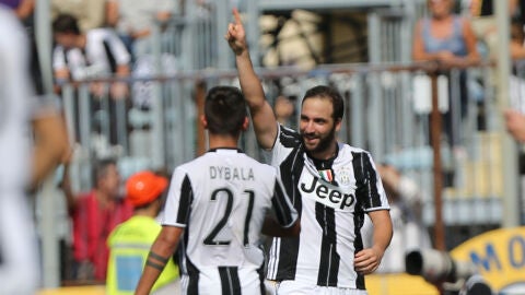 Higua&iacute;n y Dybala celebran un gol ante el Empoli