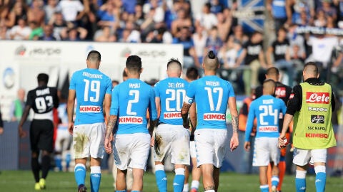 Los jugadores del N&aacute;poles se marchan cabizbajos tras perder ante el Atalanta