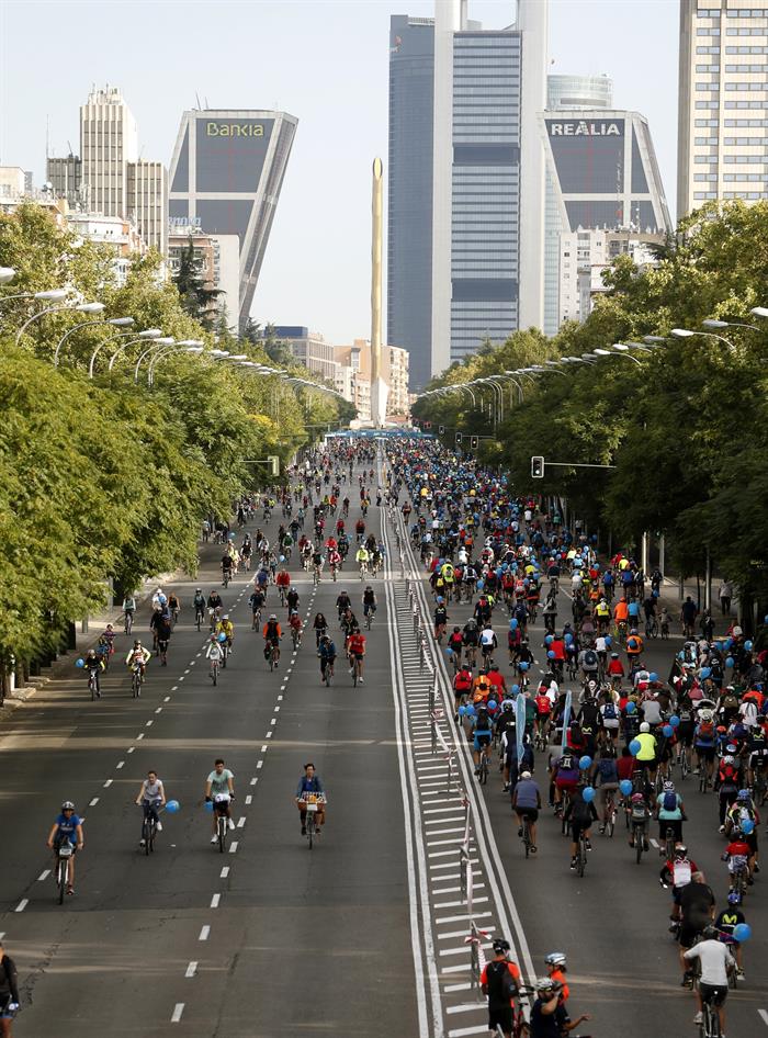 Más de 70.000 personas celebran la fiesta de la bicicleta en Madrid Más de 70.000 personas celebran la fiesta de la bicicleta en Madrid