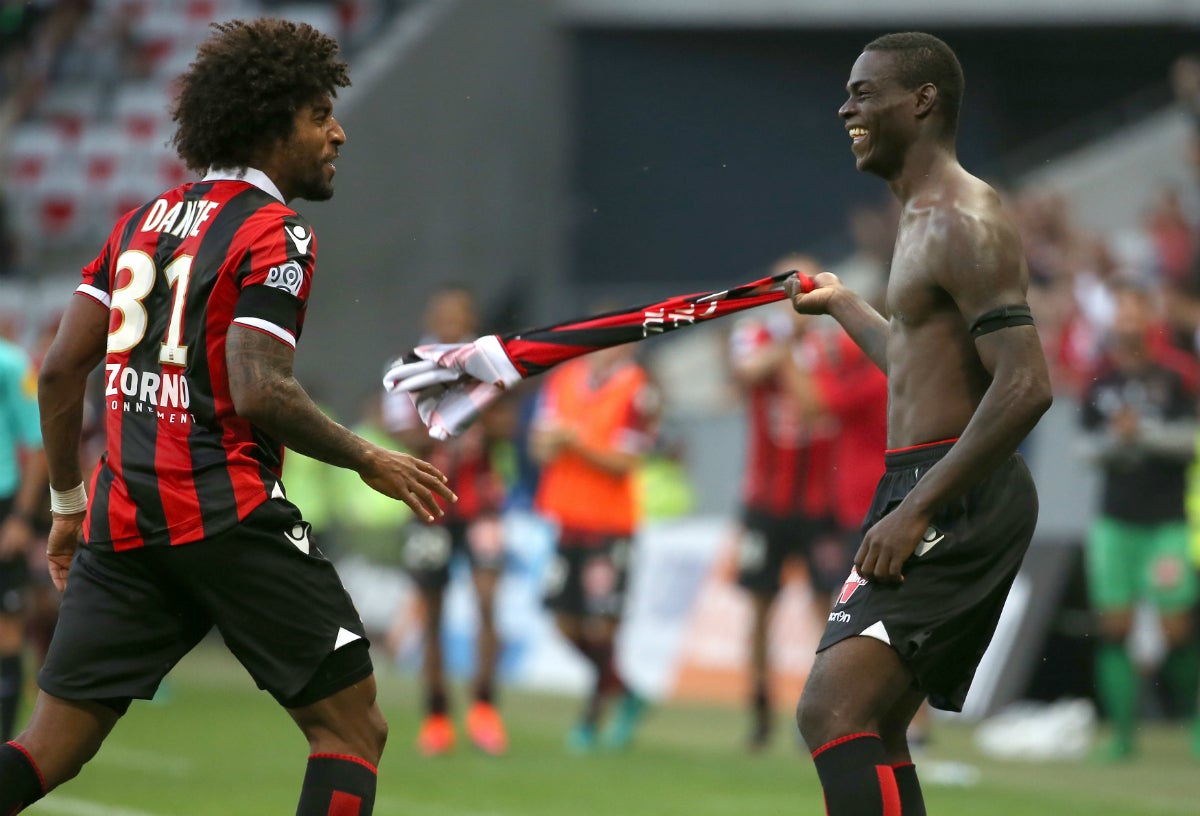 Gol y expulsión de Balotelli para un Niza que sigue líder tras ganar al Lorient Gol y expulsión de Balotelli para un Niza que sigue líder tras ganar al Lorient