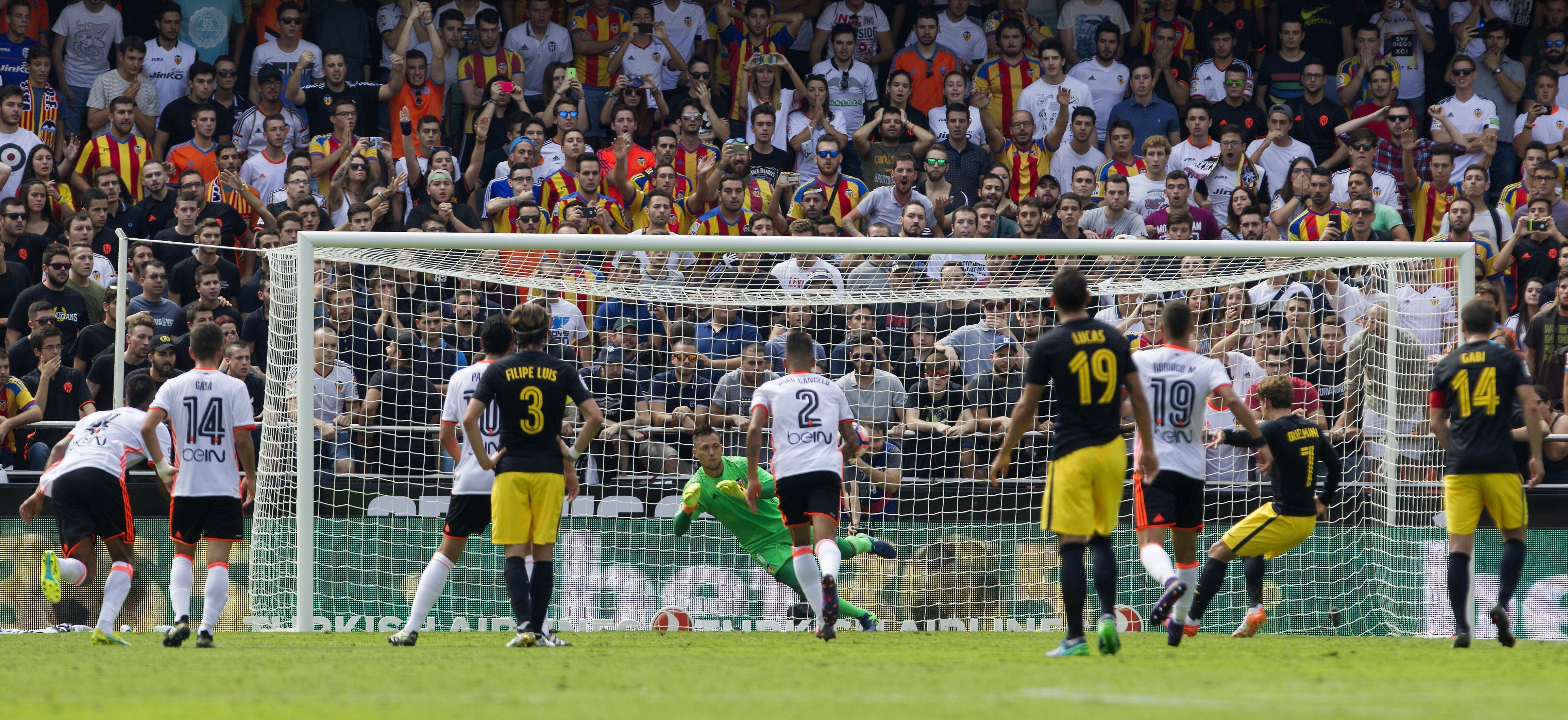 Diego Alves detiene dos penaltis a Griezmann y Gabi Diego Alves detiene dos penaltis a Griezmann y Gabi
