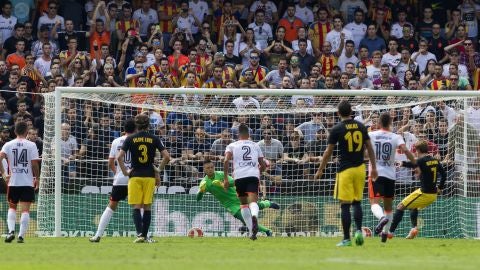 Diego Alves se lanza para detener el lanzamiento de Griezmann