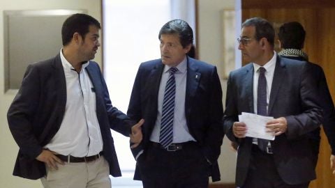 En el centro, el presidente de la comisi&oacute;n gestora del PSOE, Javier Fern&aacute;ndez