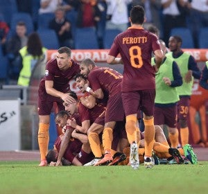 Los jugadores de la Roma, celebrando el gol que les dio la victoria ante el Inter Los jugadores de la Roma, celebrando el gol que les dio la victoria ante el Inter