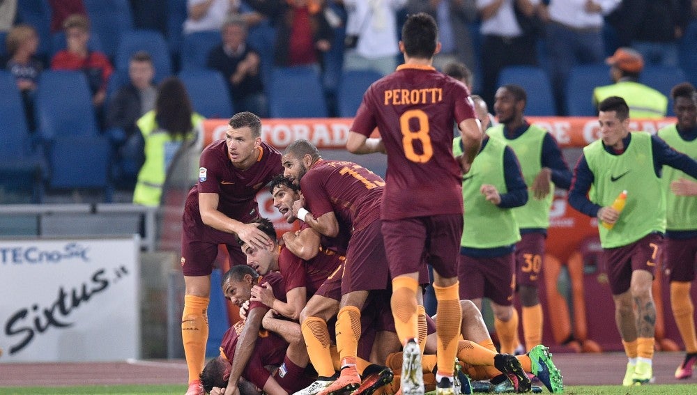 Los jugadores de la Roma, celebrando el gol que les dio la victoria ante el Inter