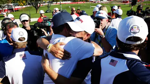 Davis Love III, capitán de EEUU, celebra con Jordan Spieth el triunfo Davis Love III, capitán de EEUU, celebra con Jordan Spieth el triunfo