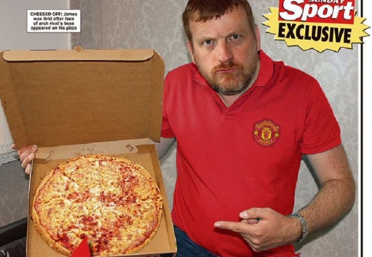Un aficionado del United encuentra la cara de Pep Guardiola en su pizza Un aficionado del United encuentra la cara de Pep Guardiola en su pizza
