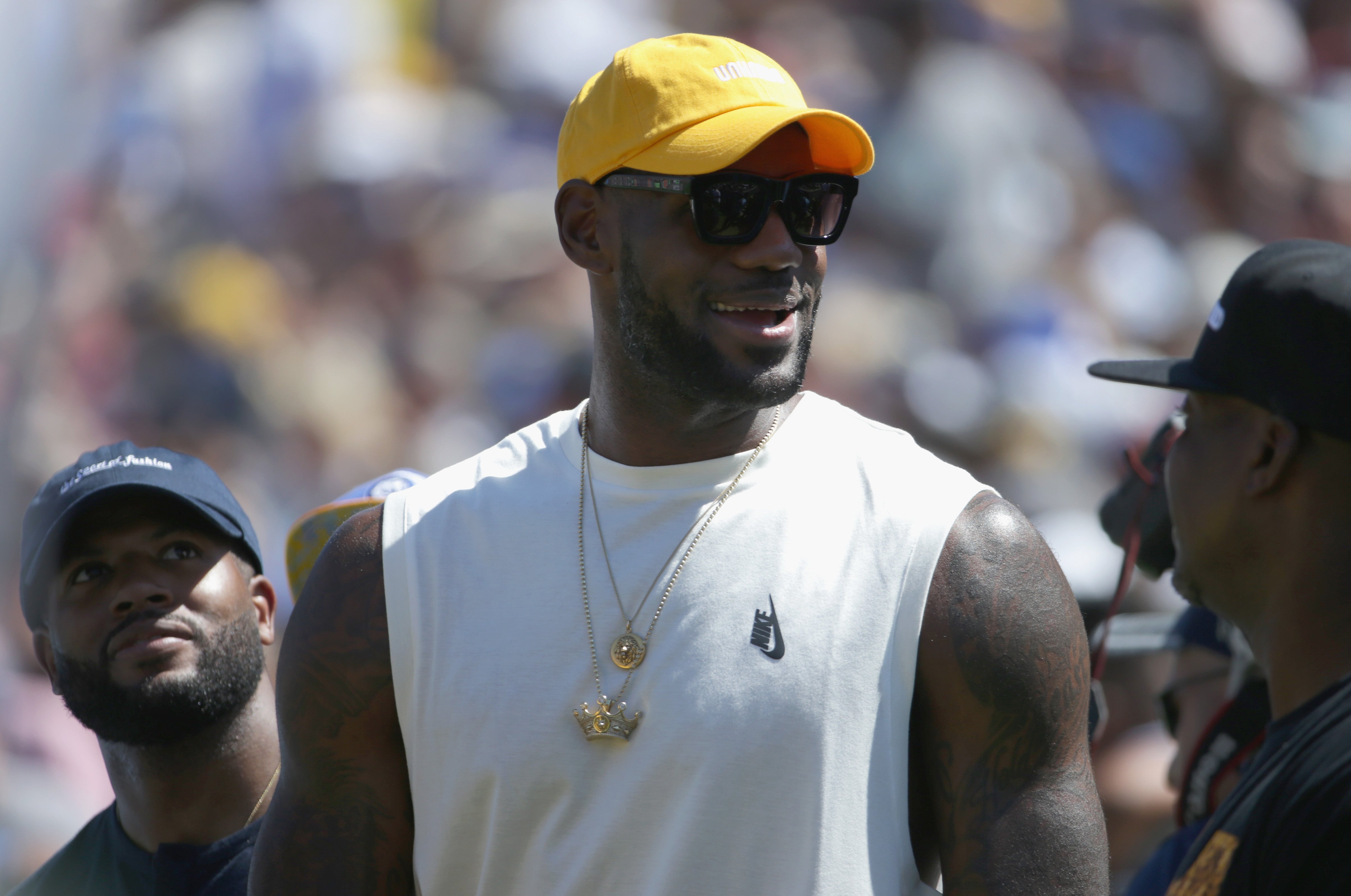 LeBron James muestra su apoyo a Hillary Clinton: "Está compitiendo con el mensaje de esperanza y unidad que necesitamos" LeBron James muestra su apoyo a Hillary Clinton: "Está compitiendo con el mensaje de esperanza y unidad que necesitamos"